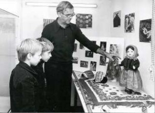 Dorfmuseum Zeißholz : Museen. Ort: Ćisow / Zeißholz. Klubhaushalter Heinz Kobel im Volkskunstraum des Dorfmuseums Zeißholz.