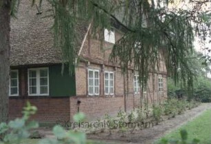 Haus 1: Fachhallenhaus mit Reetdach: Teilansicht: Wohntrakt: Giebelseite