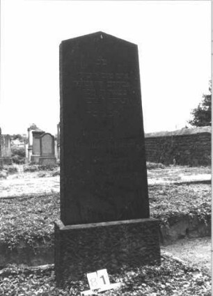 Grabstein 81 (Index: 99808503) Material: Granit Zustand: gut Maße HxBxT: 147x58x22 cm Beschreibung: konische Stele, Sockel, giebelartiger Abschluß: Grabstein 81