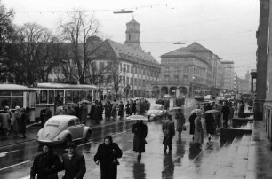 Stuttgart: Schlossplatz bei Regen, vom Königsbau