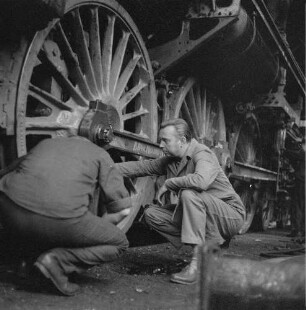 Zwei Werkstatt-Eisenbahner am Laufwerk einer Dampflokomotive (Serie Deutsche Reichsbahn - Brigade "Otto Buchwitz")
