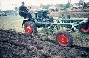 Fotografie: Traktor, Traktorkonzept, Geräteträger, Zwischenachsanbau, Beetpflug