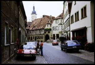 Mainbernheim: Hauptstraße mit Brunnen und Kirchturm