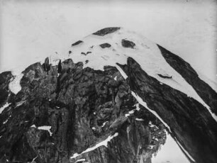 Skiwanderung : Zwei Personen durchwandern das Tal des Gurgelbaches auf Skiern.