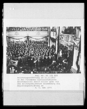 Potsdam, Reichstagseröffnung am 21.3.1933 in der Garnisionskirche, Reichskanzler Adolf Hitler gibt vor dem Reichspräsidenten Hindenburg die Regierungserklärung ab