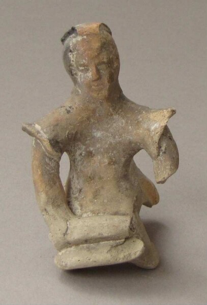 Figurine féminine en argile