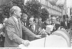 Dresden. Tag der Internationalen Brigaden. Heinrich Rau (Spanienkämpfer, Offizier der Internationalen Brigaden, Mitglied der DDR-Regierung) (2. von rechts), Juli 1952