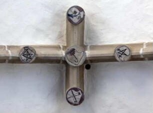 Schlussteine im Chor — Hauszeichen