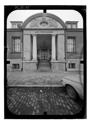 Eberswalde, Schicklerstraße 5. Alte Forstakademie (1793, Umbau 1903). Haupteingang