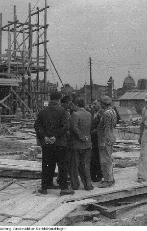 Dresden, Altmarkt. Neubebauung, Walter Weidauer auf der Baustelle - Blick zur Ruine der Sophienkirche, September 1953