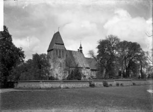 Dorfkirche in Mecklenburg. Ansicht mit Kirchhofsmauer