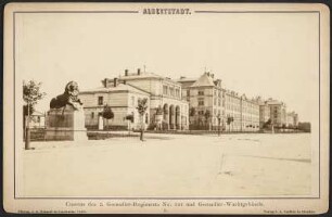 Albertstadt. Caserne des 2. Grenadier-Regiments No. 101 und Grenadier-Wachtgebäude : Albertstadt. Caserne des 2. Grenadier-Regiments No. 101 und Grenadier-Wachtgebäude. Aus: Albertstadt. Sämmtliche Militärbauten in Dresden. 18 Photographien nach der Natur nebst Übersichtsplan. Verlag Adolf Gutbier, Dresden 1880, Blatt 1, Carte Cabinet. Verwalter: SLUB Dresden Hist.Sax.G.573 m
