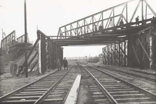 Bahnhofsgelände. Fußgängerbrücke über die Gleise im Bau