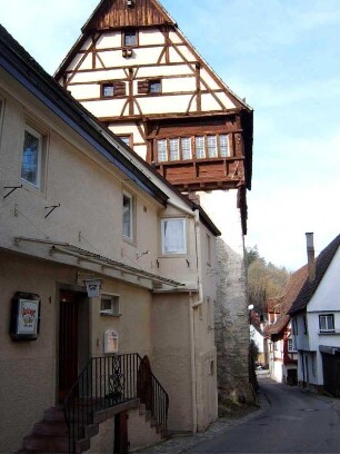Stadtbefestigung - Wehrturm (Bußturm) über Giebelseite von Westen mit nachträglichem Fachwerkaufsatz der Obergeschosse