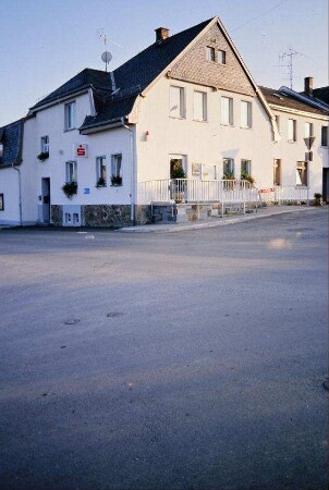 Kreuzung und Gebäude der Sparkasse