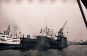 Hamburg: Hafen, Schiff im Dock