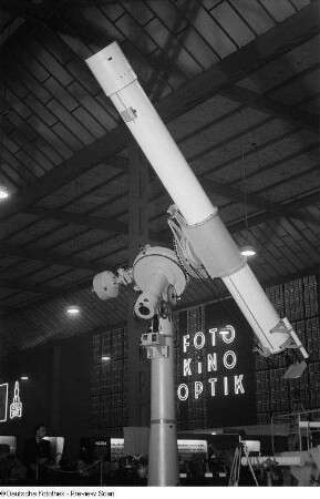 Astronomisches Teleskop (Refraktor) des VEB Carl Zeiss Jena auf der Leipziger Herbstmesse 1954