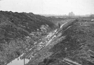 Entwässerungsgraben, hergestellt vom Universalbagger KM-251 in Schürfkübelausrüstung