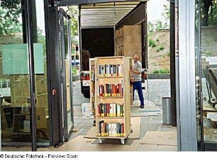 Umzug aus den dezentralen Standorten in die Sächsische Landesbibliothek - Staats- und Universitätsbibliothek Dresden, Zentralbibliothek. Buch-Rollbehälter werden vor dem Haupteingang abgeladen : Dresden-Räcknitz, Zellescher Weg 18. Umzug aus den dezentralen Standorten in die Sächsische Landesbibliothek - Staats- und Universitätsbibliothek Dresden, Zentralbibliothek. Buch-Rollbehälter werden vor dem Haupteingang abgeladen