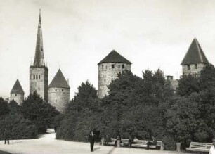 Tallinn (Reval). Stadtbefestigung im Nordwesten der Unterstadt mit Turm der St. Olaikirche