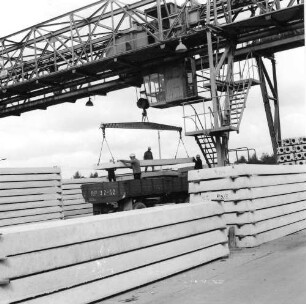 Ottendorf-Okrilla. VEB Betonwerke Dresden, Betriebsteil Ottendorf-Okrilla. Lagerplatz. Verladen von Betonplatten auf einen Lastkraftwagen