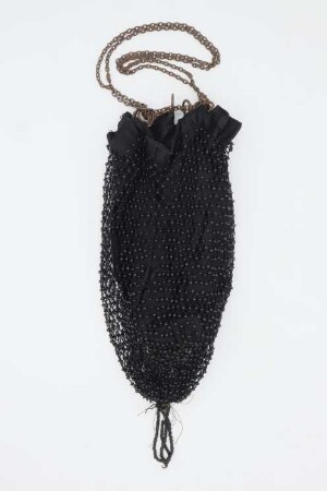Schwarzer Beutel mit Perlennetz