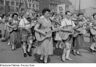 Musikensemble im Demonstrationszug beim Vorbeimarsch an der Ehrentribüne auf dem Karl-Marx-Platz (heute: Augustusplatz)
