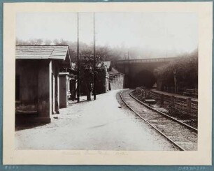 Blick in den Eisenbahntunnel (1894 abgerissen) nach Süden mit der Haltestelle des alten Plauenschen Bahnhofs