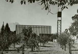 Meggen. Kirche erbaut von Flüeg : Schweiz, Meggen, Kirche in Obstplantage