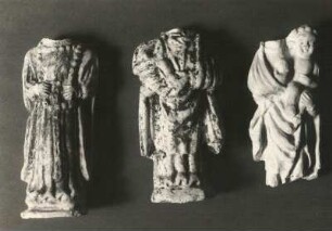 Nonne mit Rosenkranz, 2 Marienfiguren mit Kind