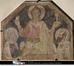 Christus mit den eucharistischen Gestalten zwischen den heiligen Petrus und Paulus