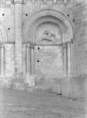 südliche Blendarkade mit Samson-Relief