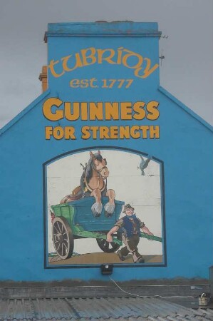 Werbeschild am Giebel eines Pub im County Clare
