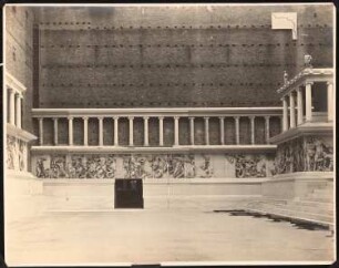 Pergamon-, Deutsches und Vorderasiatisches Museum auf der Museumsinsel, Berlin: Ansicht Pergamonaltar
