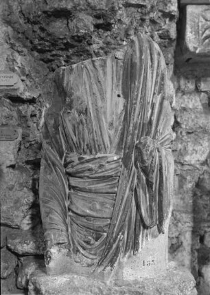 Fragment einer Statue von Notre-Dame in Paris