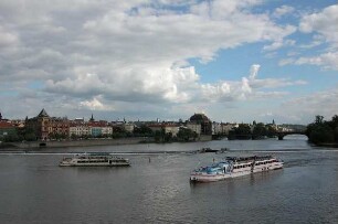 Prag - Schiffe auf der Moldau : Schiffe auf der Moldau in Prag, aufgenommen im Mai 2004