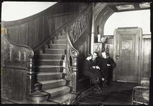 Diele mit Treppe : Der Schuhfabrikant Carl Fuchs mit Frau und Sohn in der Diele seiner Villa