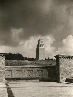 Buchenwald. Nationale Gedenkstätte auf dem Ettersberg bei Weimar. Mittleres Ringgrab mit Blick zum Glockenturm