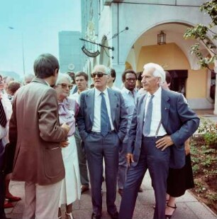 Tagung der Nationalen Forschungs- und Gedenkstätten (NFG) in Berlin 1986, Tagungsgäste im Gespräch