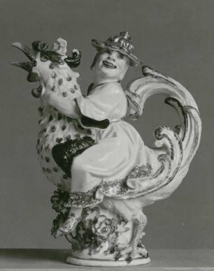 Essig- oder Ölkanne in Form eines Hahnes mit reitendem Chinesen für die Plat de Menage aus dem Service für den Grafen von Brühl