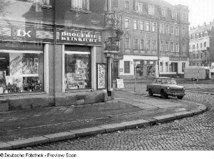 Dresden-Pieschen, Großenhainer Straße. Blick auf den Trachenberger Platz mit Drogerie Klinkicht, fotografiert aus einer Straßenbahn