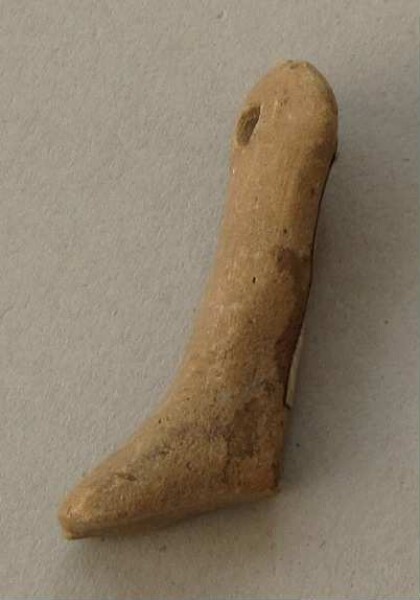 Jambe d'une figurine en argile