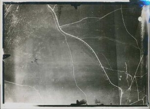 Foto der Absturzstelle eines abgeschossenen feindlichen Flugzeugs bei Binarville (Luftbild)