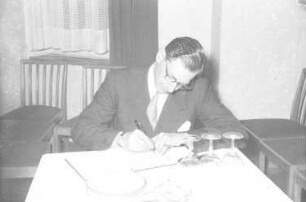 Bonn: Prinz Nicolae; schreibend