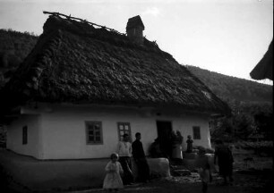 Nepotrowo Poarta Neagra: Ukrainisches Bauernhaus, Familie davor