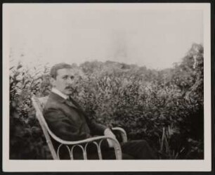 Hofmannsthal in Korbstuhl sitzend im Garten