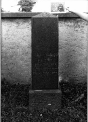 Grabstein 37 (Index: 100089259) Material: grauer vorn polierter Stein Maße HxBxT: 165x44x24 cm: Grabstein 37