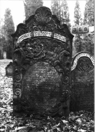 Grabstein 368 (Index: 99752590) Material: Sandstein Zustand: leicht verwittert Maße HxBxT: 176x92x13 cm Beschreibung: Stele, geschwungener Abschluß mit Mittelakroter, ovales Schriftfeld Symbolik: Muschel, Blüten, Blätter, Ranken, Voluten, Schriftband: Grabstein 368