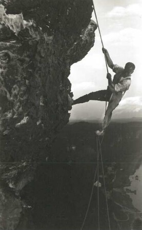 Sächsische Schweiz, Rathener Gebiet. Tiedgestein. Bruno Henning beim Abseilen durch die Südwand