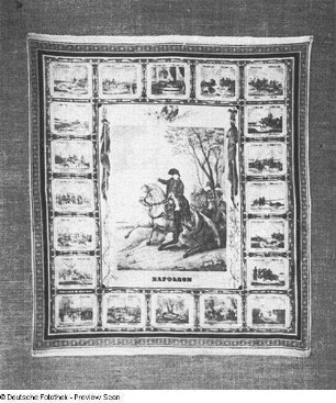 Napoleon-Taschentuch : Napoleon-Taschentuch. Seidendamast. Anfang 19. Jahrhundert. Bautzen: Stadtmuseum. [Ausstellung "Spinnen und Weben", 1946/1947]